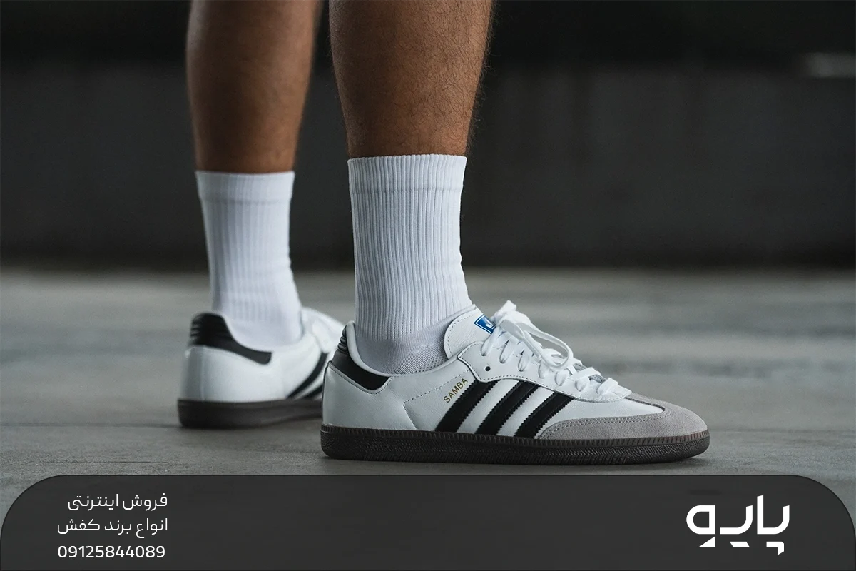 کفش آدیداس سامبا سفید و مشکی که پای مرد است