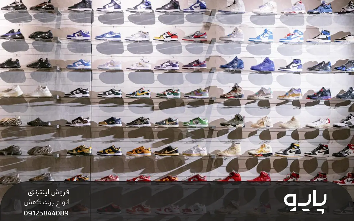 مدل های مختلف کفش اسپرت که روی دیوار قرار گرفته است