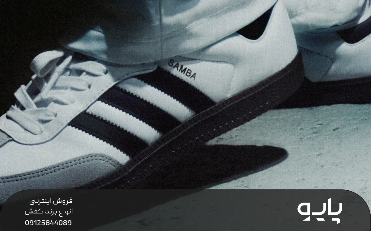 عکس نزدیک از کتونی سامبا سفید و مشکی