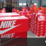 انباری که داخل آن جعبه های زیاد قرمز رنگ کفش نایک قرار دارد