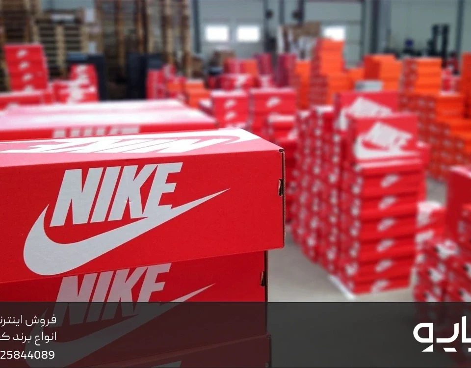 انباری که داخل آن جعبه های زیاد قرمز رنگ کفش نایک قرار دارد