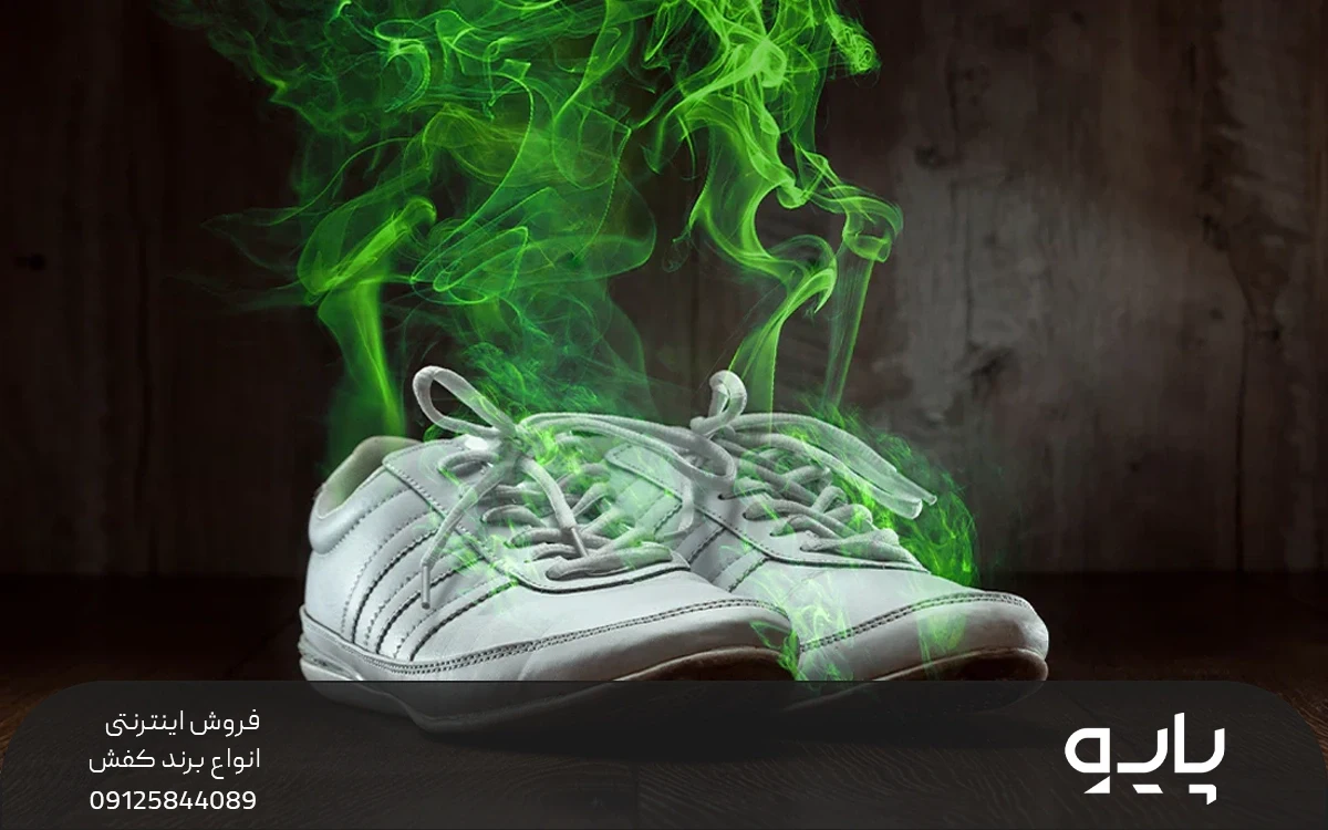 یک جفت کفش که هاله سبز رنگی از آن خارج می شود و بو می دهد