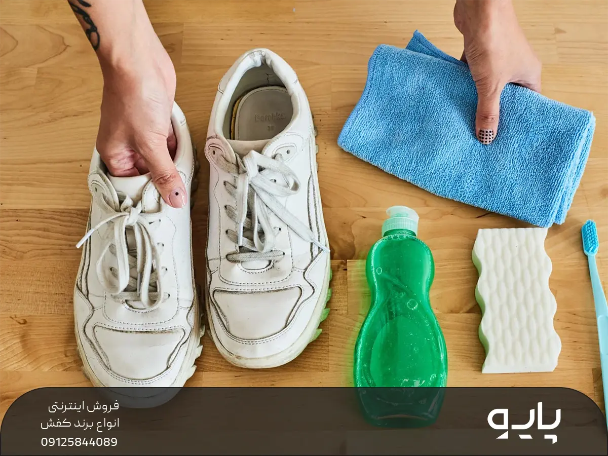 یک جفت کتونی سفید و وسایل شستشو مانند شوینده و دستمال و اسفنج
