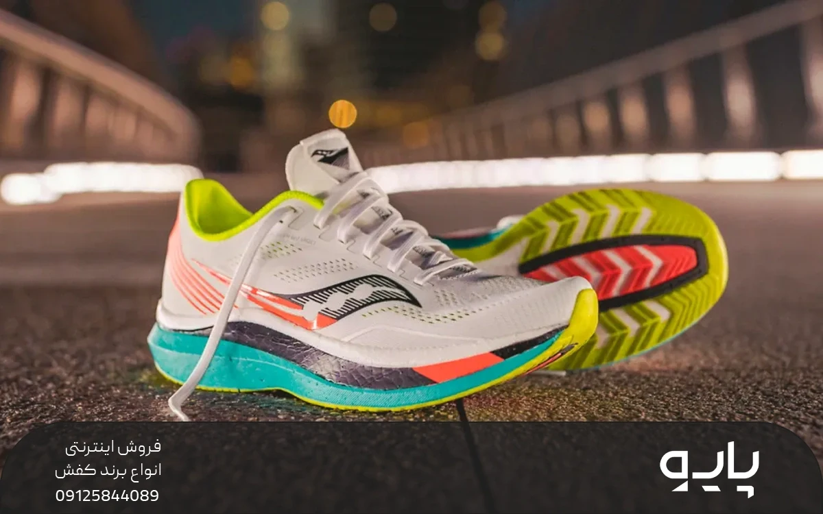 یک جفت کفش ساکونی اندورفین رو آسفالت